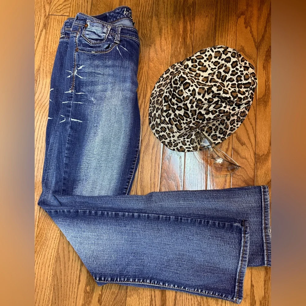 Ariya Blue Jeans Bootcut w/ Intentional Distress Fading Stitched Pockets Sz 7/8
